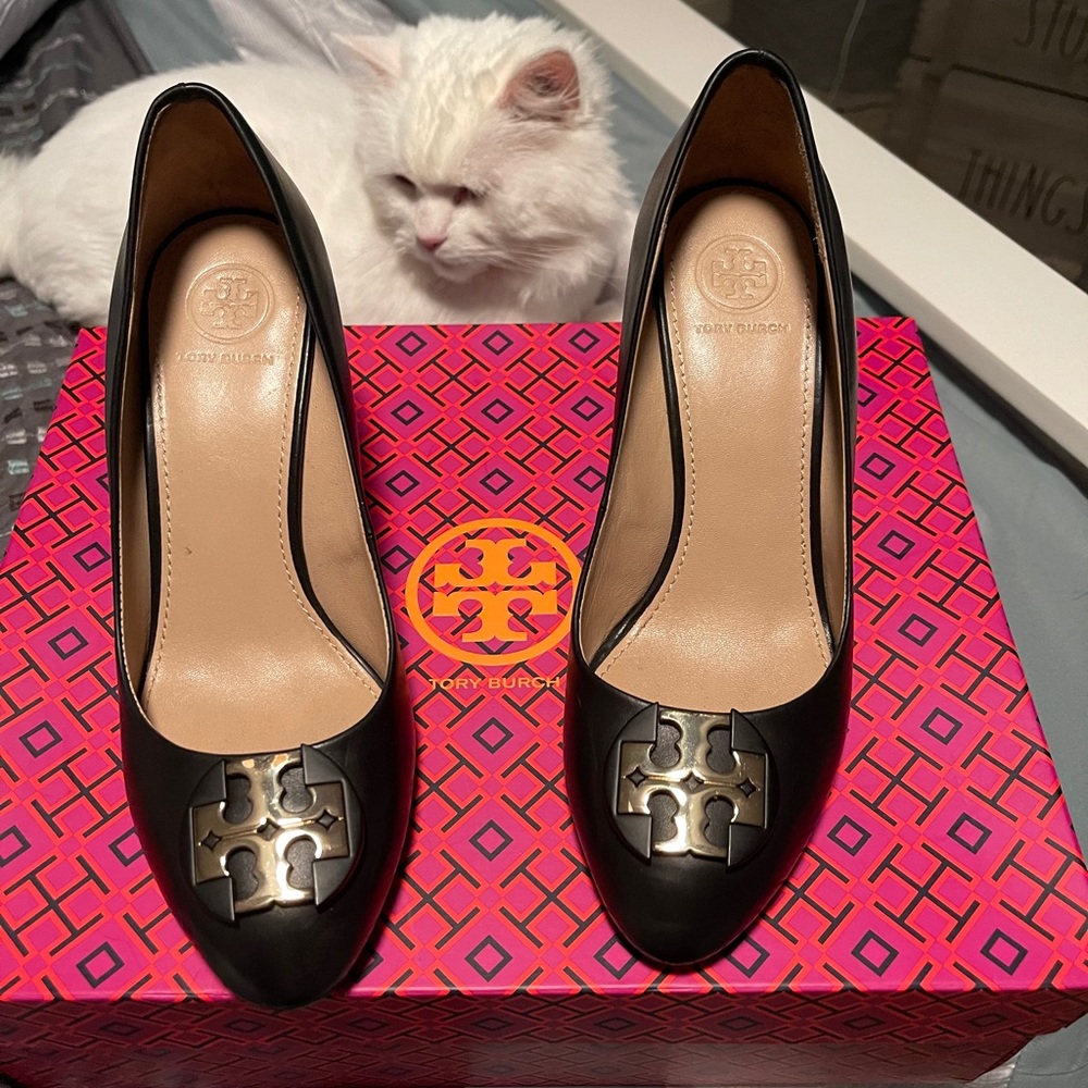 New w/o Tory Burch Chelsea 6.5 Blk wedges